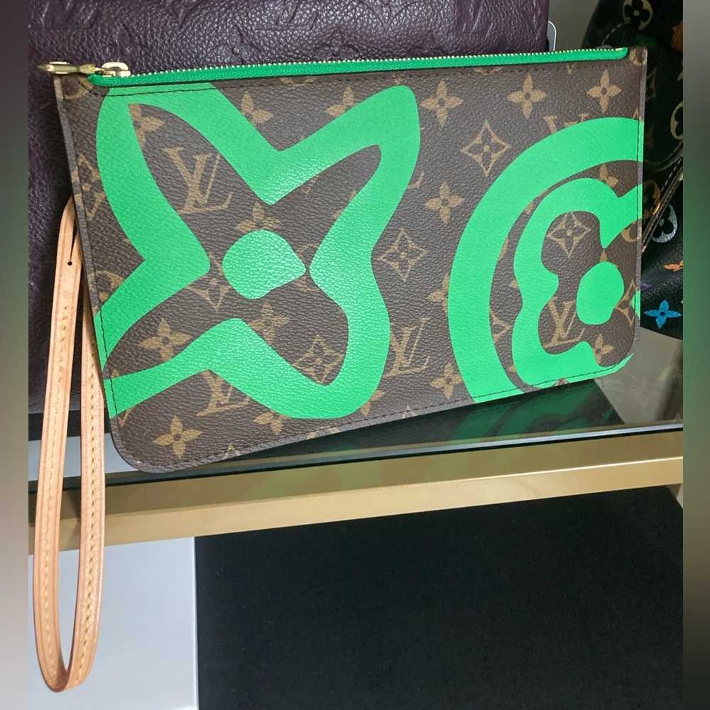 Louis Vuitton Hawaiian Limited Edition Wristlet 2017 - Picture 4 of 11